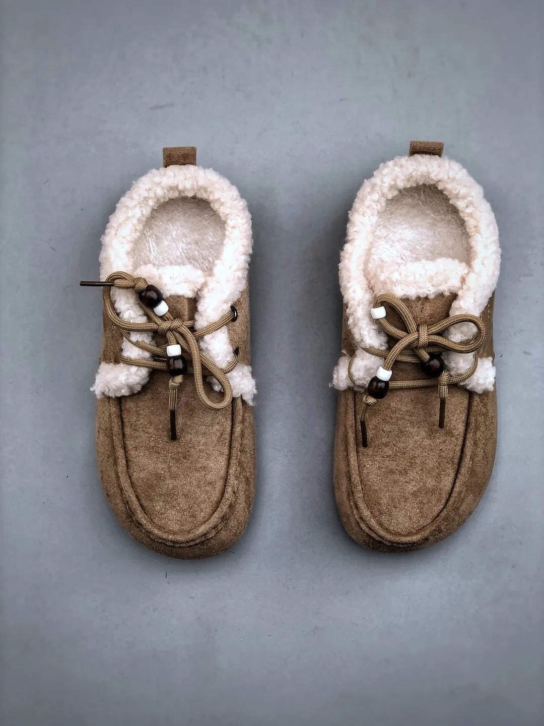 💰260 supports store Z UGG2025ss official website latest hanni thick sole, I love it so much, and it is very light and easy to wear. When paired with socks, it has a super sweet girly feel. Dopamine color, full of vitality, really super girl ~ fall in love at a glance, original upper material, original outsole, soft and comfortable on the feet, versatile, long legs in seconds, a must-have summer item Code number: 35-40